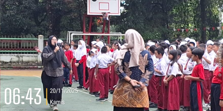 Kegiatan_English_Day_-_Program_Melatih_Berani_Bahasa_Inggris_didepan_panggung